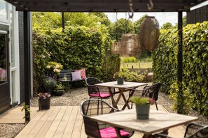 Outdoor dining - Holiday apartment in Hantum, Friesland – rural setting with a loft vibe (Hantum)