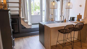 Een koelkast, een magnetron, een oven, een kookplaat
