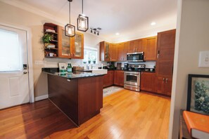 Fridge, microwave, oven, stovetop - Cozy Cottage - Walk to Campus, Stadium, Downtown (Athens)