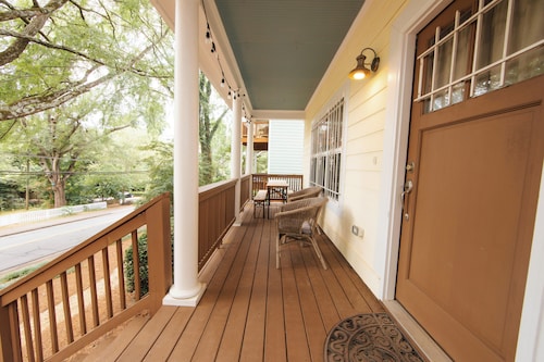 Cozy Cottage - Walk to Campus, Stadium, Downtown