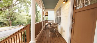 Cozy Cottage - Walk to Campus, Stadium, Downtown