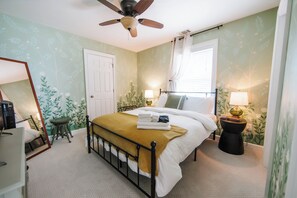 3 slaapkamers, een bureau, een strijkplank/strijkijzer, reisbedje