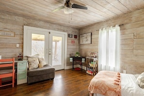 4 bedrooms, iron/ironing board, WiFi, bed sheets