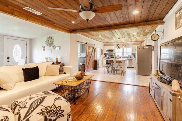 TV, fireplace - Fall Railway Station Stay- Sleeps 9 (Waxahachie)