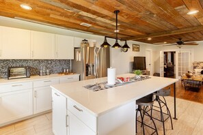 Microwave, dishwasher, coffee/tea maker, cookware/dishes/utensils - Fall Railway Station Stay- Sleeps 9 (Waxahachie)