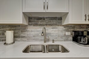 Frigorifero, microonde, piano cottura, lavastoviglie