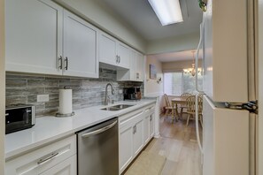 Frigorifero, microonde, piano cottura, lavastoviglie