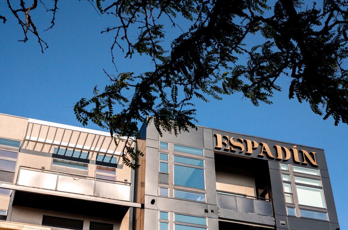A building with the name 'ESPADIN' prominently displayed on the facade.