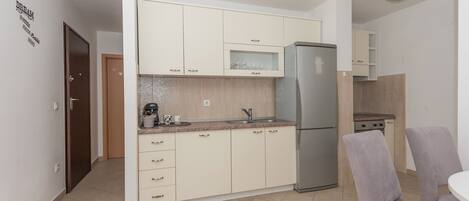 Fridge, oven, stovetop, dishwasher