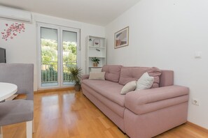 TV - Apartment View **** Apartment in Makarska, parking (Makarska)