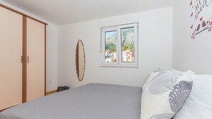 Unclassified image, 2 of 14, button - Apartment View **** Apartment in Makarska, parking (Makarska)