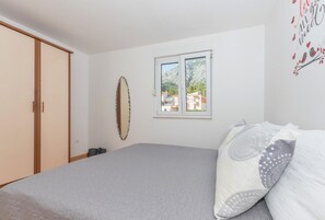 1 bedroom, iron/ironing board, WiFi, bed sheets - Apartment View **** Apartment in Makarska, parking (Makarska)