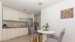Unclassified image, 3 of 14, button - Apartment View **** Apartment in Makarska, parking (Makarska)