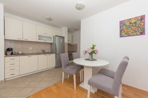 Fridge, oven, stovetop, dishwasher