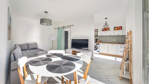 Apartamento (10 A) | Zona de estar | Una televisión de pantalla plana