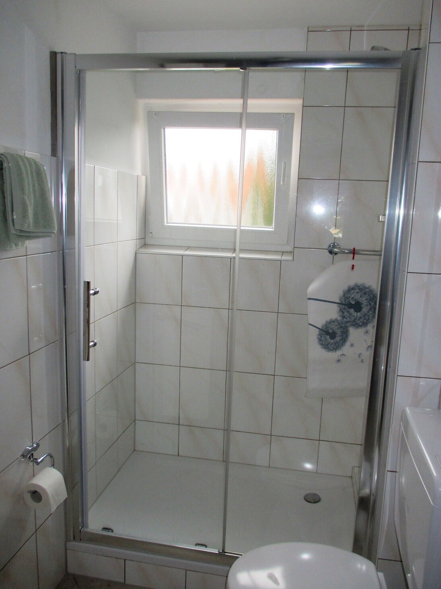 Ensemble douche/baignoire, sèche-cheveux, serviettes fournies