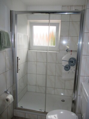 Duschwanne, Haartrockner, Handtücher, Toilettenpapier