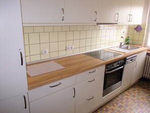 Kjøleskap, mikrobølgeovn, kokeplater og oppvaskmaskin