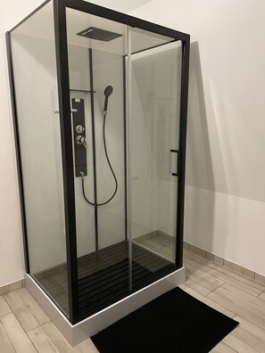 Dusche, Haartrockner, Seife, Toilettenpapier