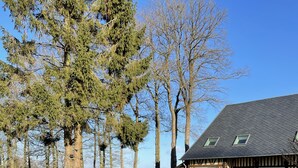 Une écurie avec une pancarte indiquant les dates et une clôture en bois.
