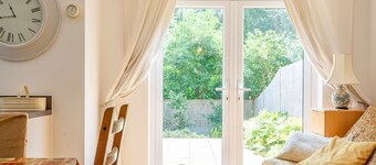 Cheerful 2-Bedroom house with Private parking - Pass the Keys