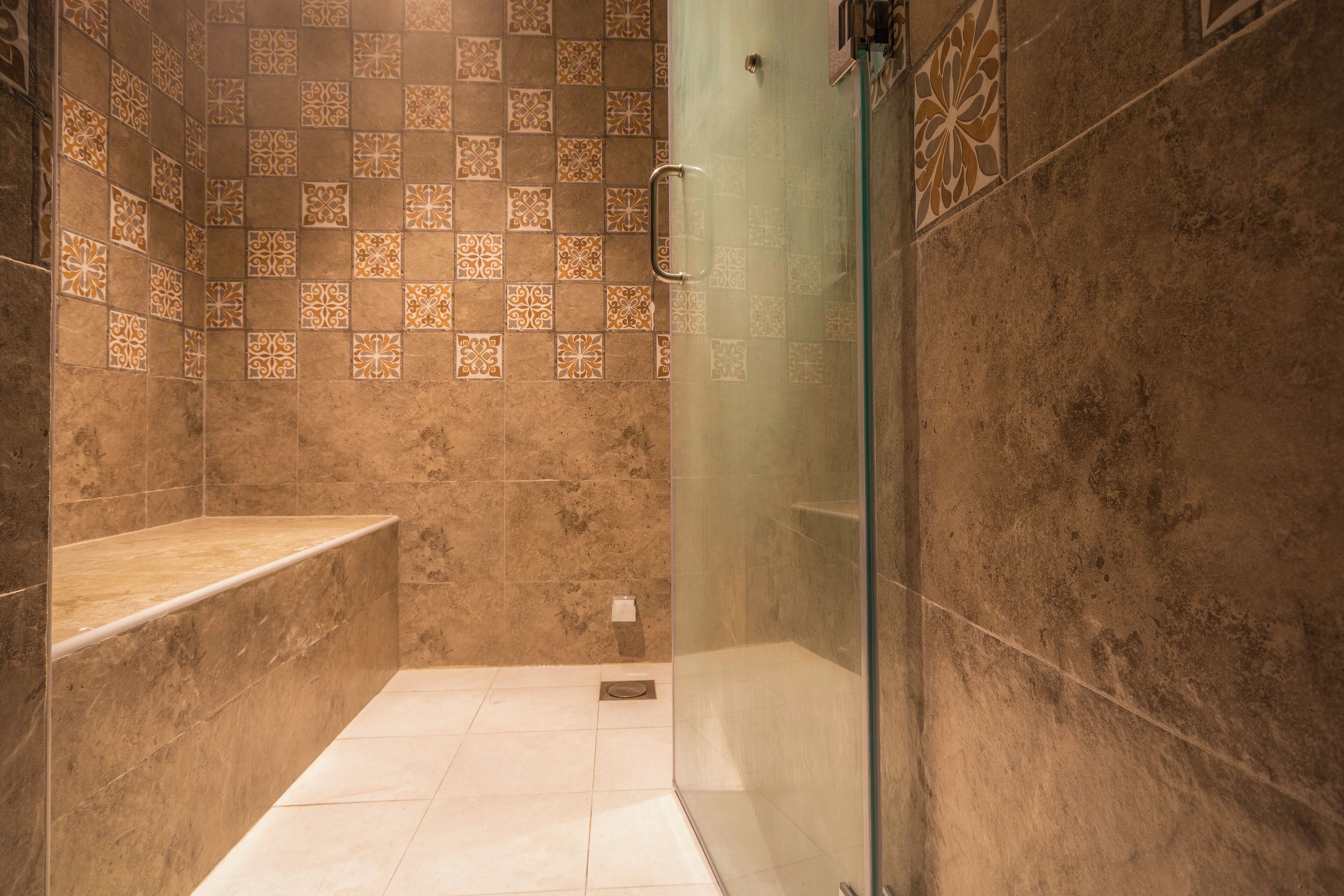 터키식 목욕탕/함맘, 전신 트리트먼트, 수치료, 아로마테라피, 핫스톤 마사지, 딥티슈 마사지