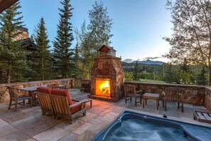 House, 5 Bedrooms | Balcony