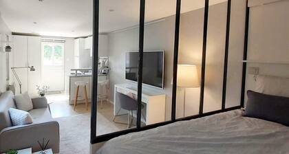Very charming studio in LYON on a "Cosy & Romantic" courtyard