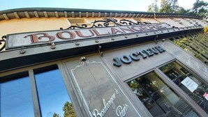 Una fachada con el letrero "BOULANGERIE JOCTEAUX" y "Boulangerie Lyon Paris Bordeaux", indicando una panadería.