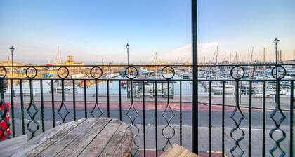 Royal Harbour Retreat -Modern and stylish with harbour views