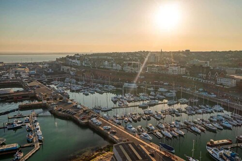 Royal Harbour Retreat -central, sea view, balcony