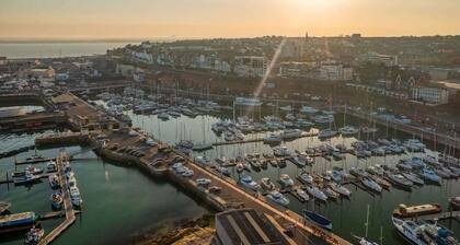 Royal Harbour Retreat -central, sea view, balcony