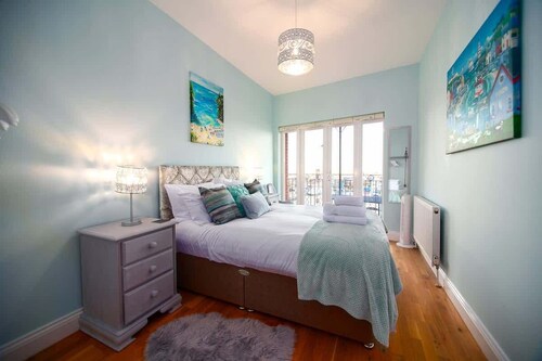 Royal Harbour Retreat -central, sea view, balcony