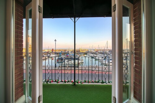 Royal Harbour Retreat -Modern and stylish with harbour views