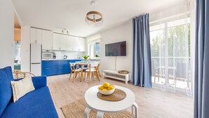 A modern apartment with a living room, kitchen, and dining area. - Prywatne apartamenty w Sun & Snow Porta Mare (Kolobrzeg)