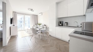 Lejlighed (23/15) | Privat køkken | Køleskab, kogeplade, elkedel, køkkentøj/tallerkener/redskaber