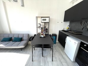 Réfrigérateur, micro-ondes, four, plaque de cuisson