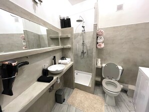 Shower, hair dryer, towels, soap - Calvi T2 air-conditioned, wifi, city center, near the beach, shops, cab & train station. (Calvi)