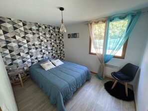 4 slaapkamers, een bureau, een strijkplank/strijkijzer, reisbedje