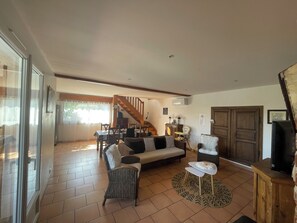 Télévision, livres, espaces bureaux