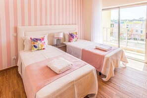 3 Schlafzimmer, Zimmersafe, Bügeleisen/Bügelbrett, Reisekinderbett