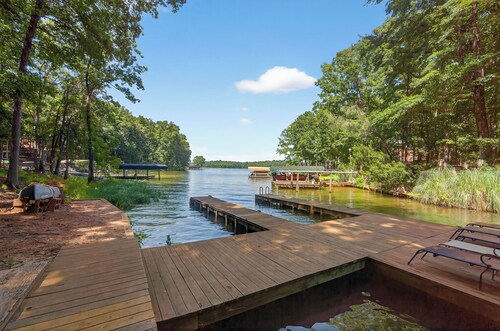 GAME ROOM, QUIET COVE & DOCK!  LAKEFRONT! SLEEPS 16
