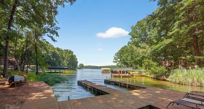 GAME ROOM, QUIET COVE & DOCK! LAKEFRONT! SLEEPS 16