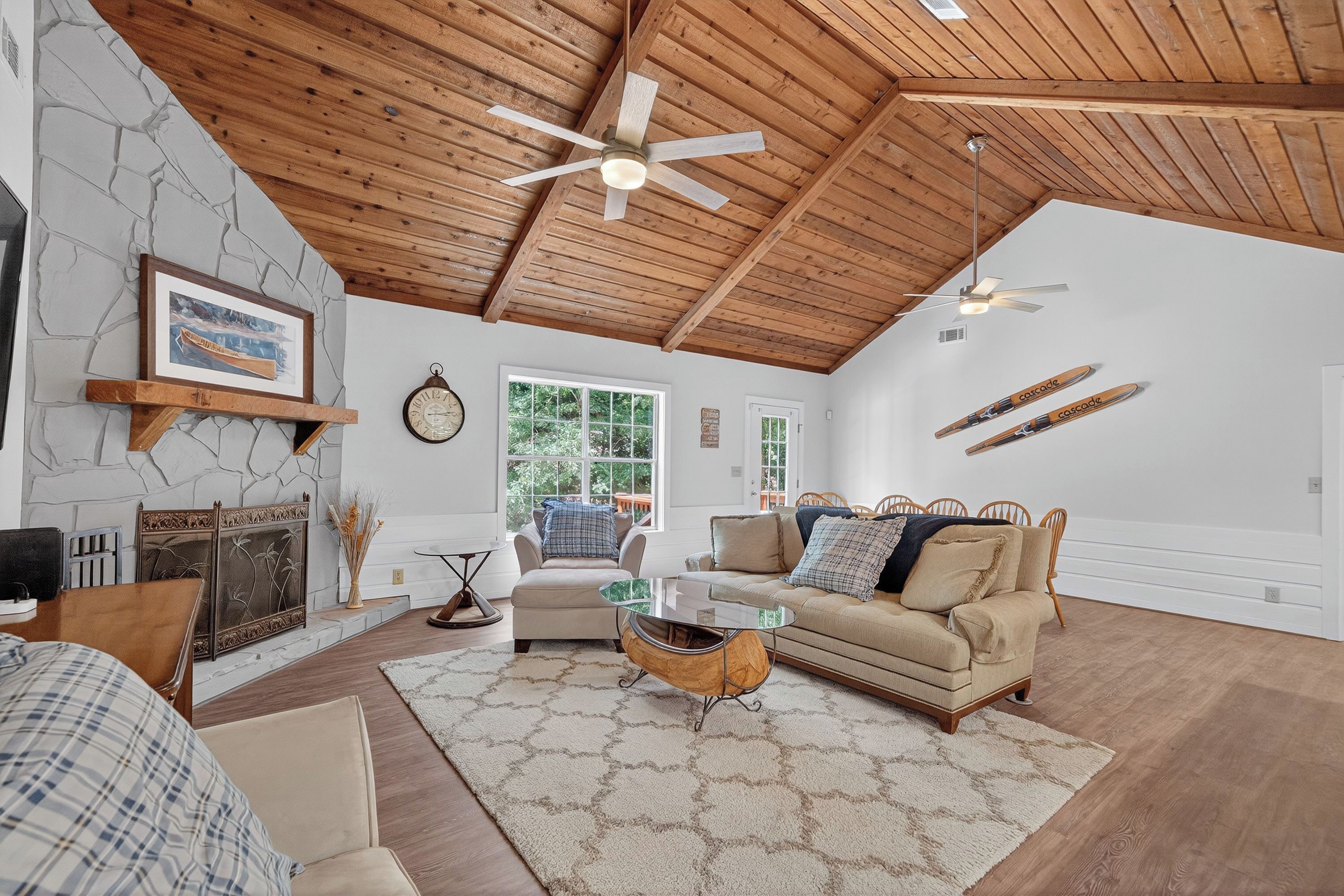 智能电视、桌上足球、乒乓球、书