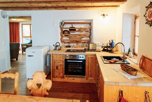 Frigorifero, forno, piano cottura, lavastoviglie