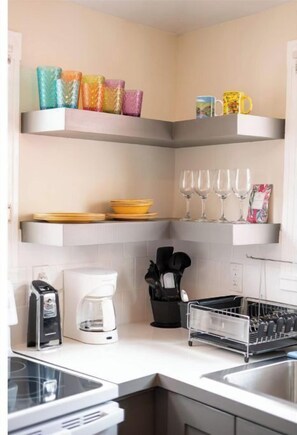 Wasserkocher mit Kaffee-/Teezubehör, Kühlschrank, Mikrowelle, Ofen