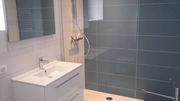 Douche, sèche-cheveux, papier toilette