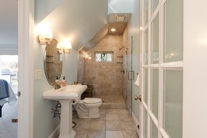 Combined shower/tub, hair dryer, towels
