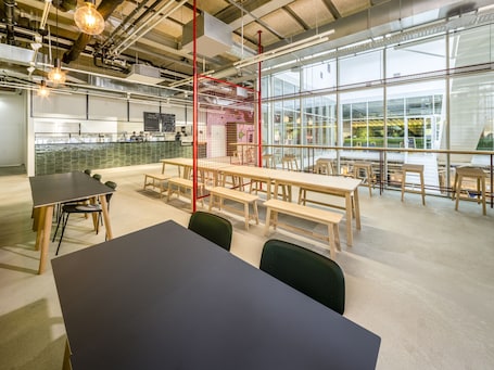 Desayuno buffet diario (EUR 9 por persona)