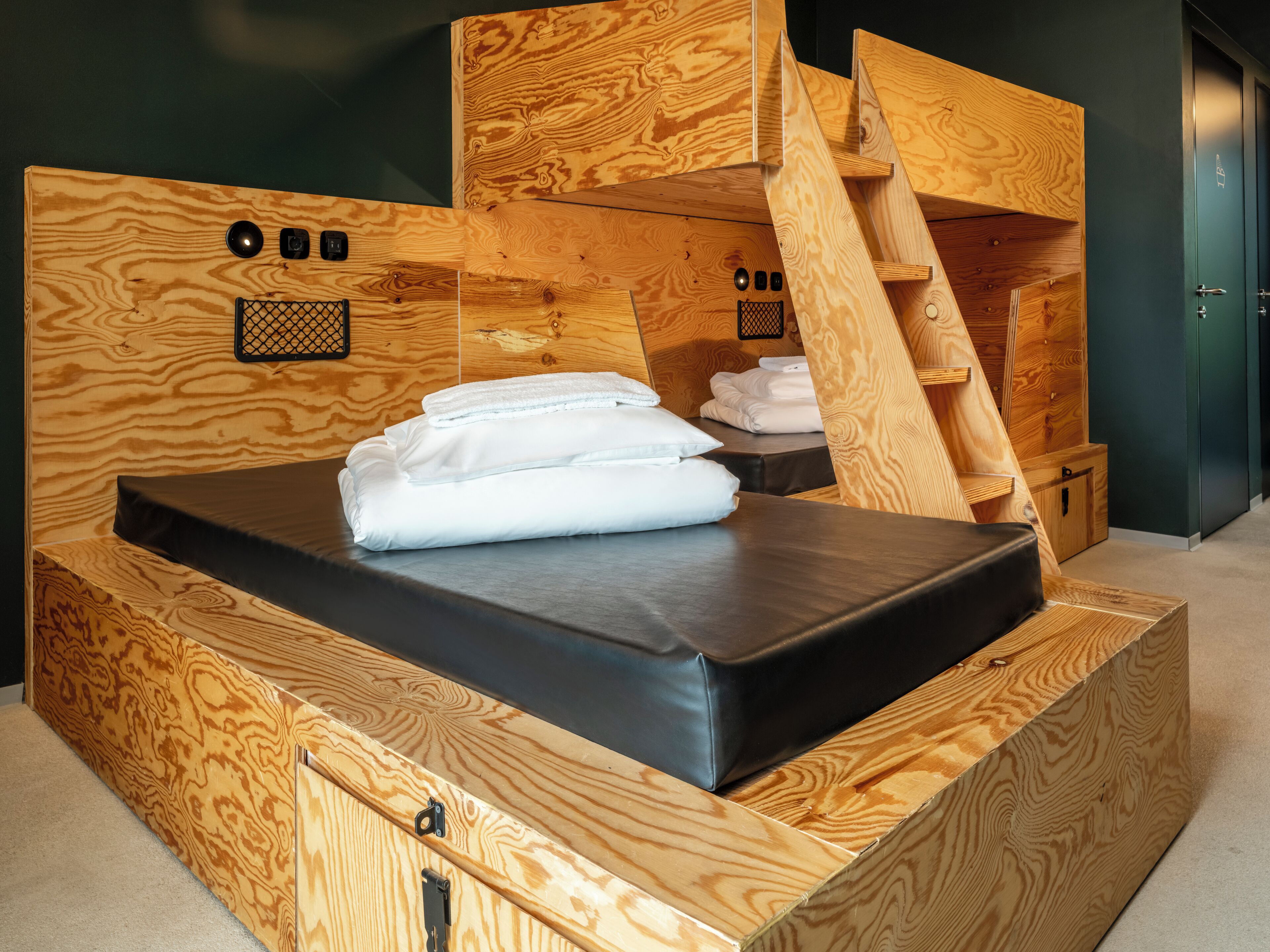 Driepersoonskamer | Geluiddichte muren, gratis wifi, beddengoed